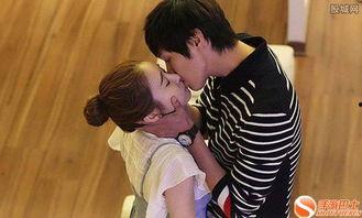 小女生和男生亲吻视频,小女生与男生深情亲吻